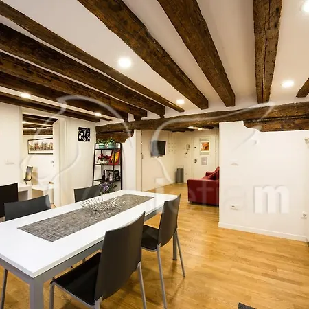 The Lion's House Apt5 *